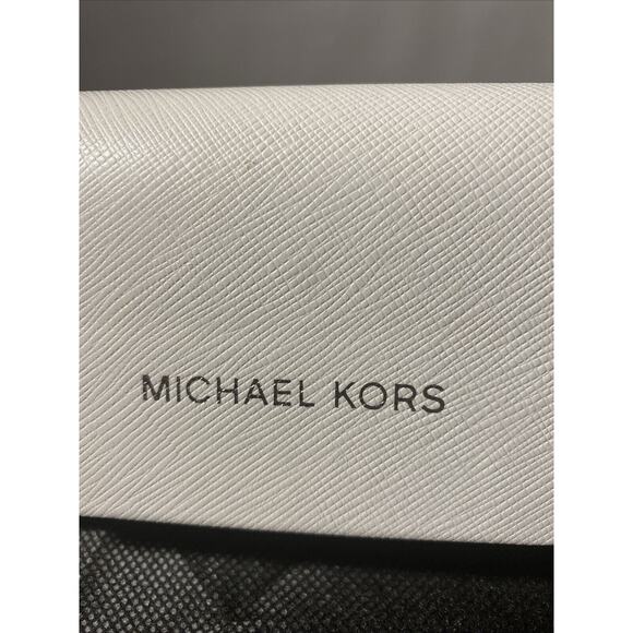 Michael Kors’s new white authentic glass case with cleaning towel - Picture 2 of 6